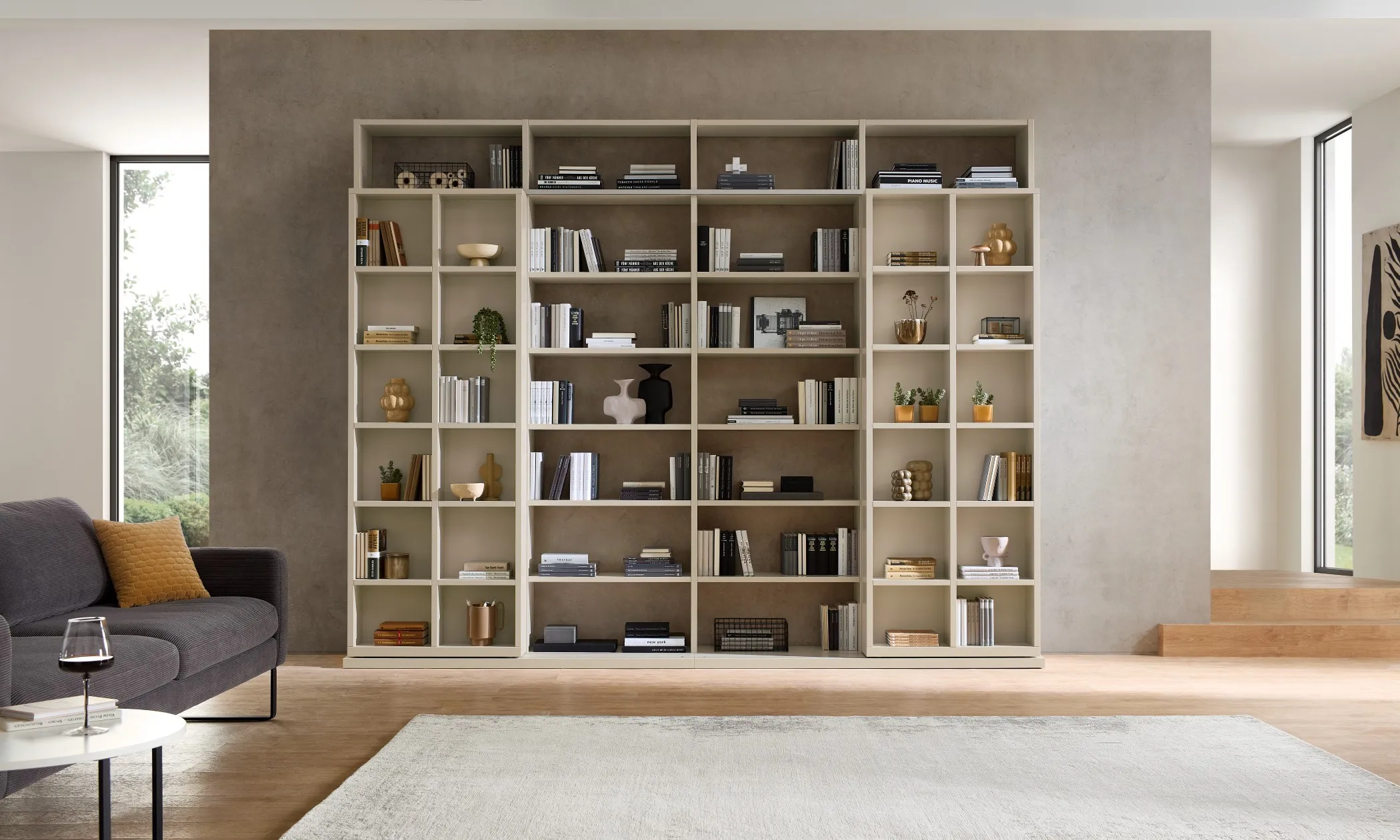 Sie sehen eine Bibliothekswand mit Büchern im Wohnzimmer
